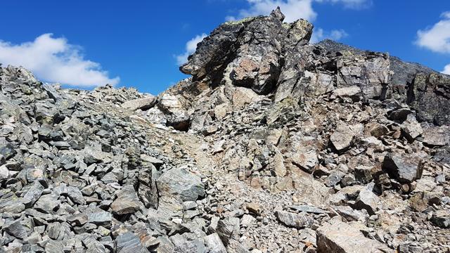 wir erreichen ein kleiner mit roten Felsen gespickter Aussichtspunkt 2937 m.ü.M.