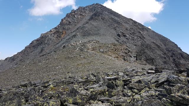 der Bergweg flacht nun ein kurzes Stück ab und wir laufen mit wenig Blockschutt alles auf dem Südgrat weiter