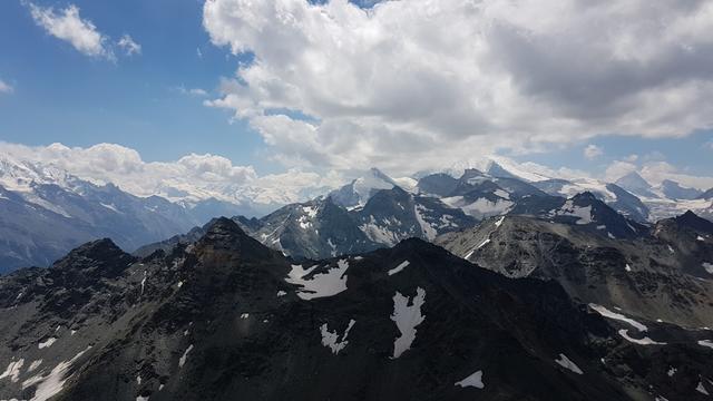 in der Bildmitte gut ersichtlich das Weisshorn. 20 Viertausender sind in allen Himmelsrichtungen zu bestaunen