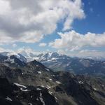 Richtung Westen fällt der Blick auf das Zinalrothorn, das Obergabelhorn und den imposanten Dent Blanche