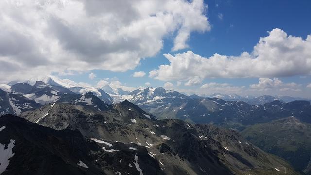 Richtung Westen fällt der Blick auf das Zinalrothorn, das Obergabelhorn und den imposanten Dent Blanche