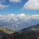 gut ersichtlich in der Bildmitte das Lötschental und das Bietschhorn