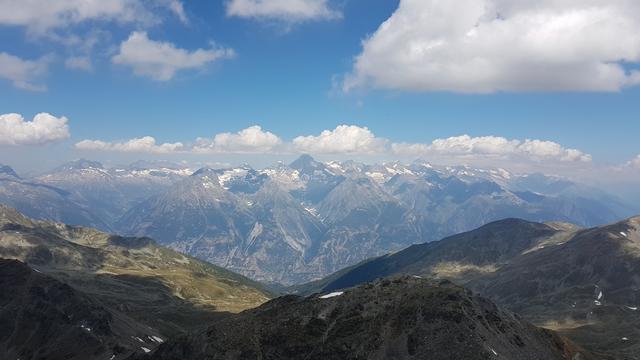 gut ersichtlich in der Bildmitte das Lötschental und das Bietschhorn