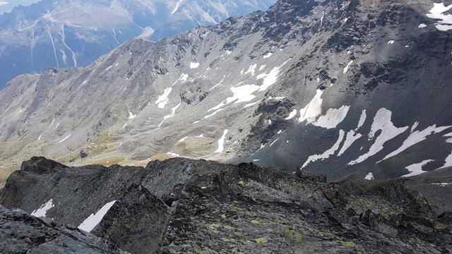 Blick in den Augsbordkessel von wo wir gekommen sind. Rechts der Augstbordpass