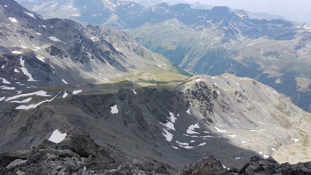 Blick rechts vom Augstbordpass in das grüne Grüobtälli und ins Turtmanntal