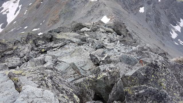 wir verlassen das Schwarzhorn und nehmen den Abstieg unter die Füsse