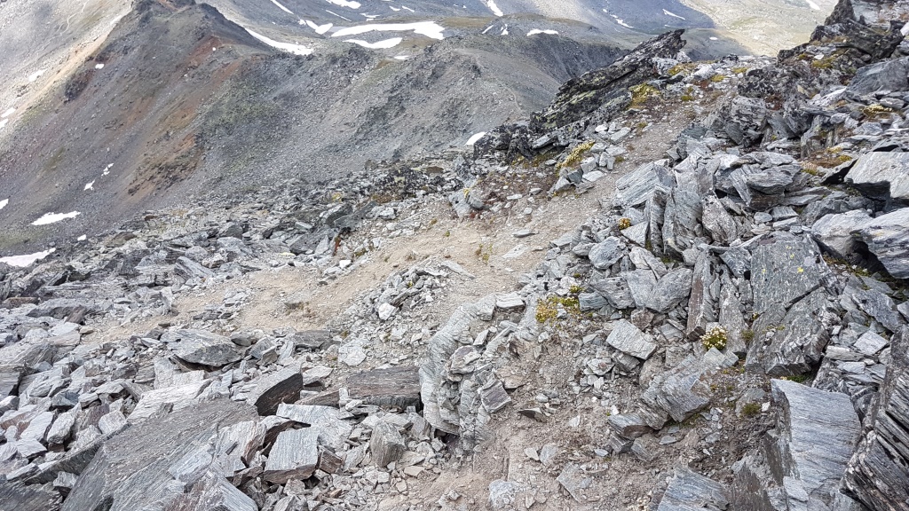 Bergpfad ist nicht markiert, Pfadspuren sind aber immer wieder erkennbar