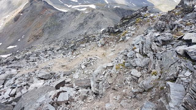 Bergpfad ist nicht markiert, Pfadspuren sind aber immer wieder erkennbar