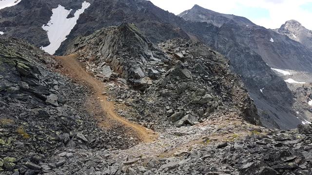 beim kleinen Aussichtspunkt 2937 m.ü.M. mit seinem roten Gestein