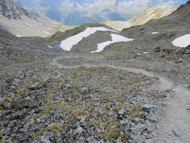 der Abstieg auf der Westseite vom Pass ist bedeutend weniger steil als die letzten Meter des Aufstiegs