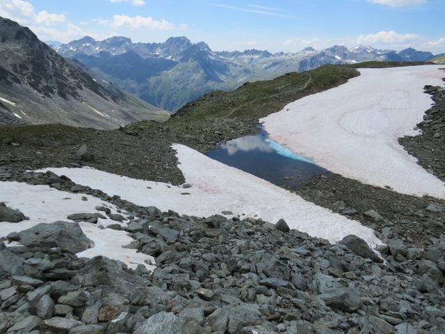 im Zickzack führt der Pfad hinab, und bringt uns an einen kleinen Bergsee 2788 m.ü.M.