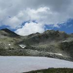 Blick vom Bergsee zurück zum Augstbordpass ganz rechts. Ganz links das Schwarzhorn