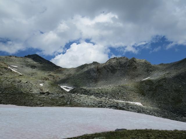 Blick vom Bergsee zurück zum Augstbordpass ganz rechts. Ganz links das Schwarzhorn