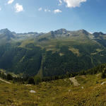 von hier oben hat man eine schöne Aussicht auf das quer gelegene Turtmanntal das zwischen massiven Bergketten eingeklemmt ist