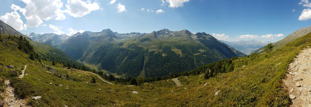 von hier oben hat man eine schöne Aussicht auf das quer gelegene Turtmanntal das zwischen massiven Bergketten eingeklemmt ist