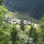 ...in zahlreichen Serpentinen 1938 m.ü.M. steil in den Talgrund nach Gruben hinunter