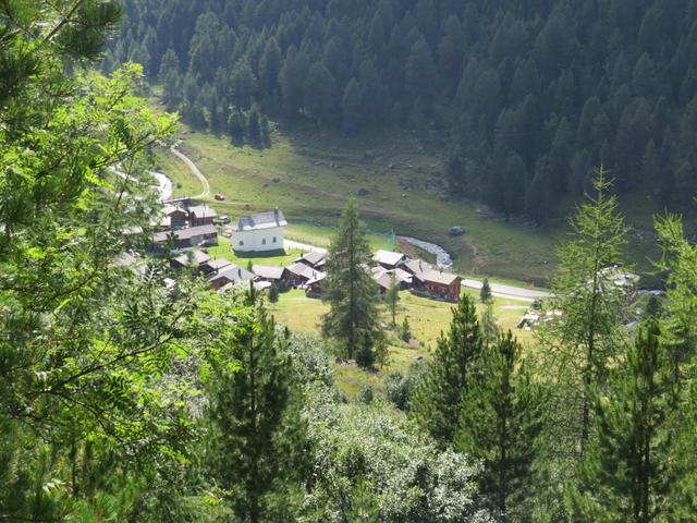 ...in zahlreichen Serpentinen 1938 m.ü.M. steil in den Talgrund nach Gruben hinunter