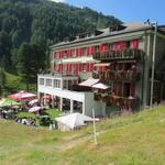 direkt neben dem Wanderweg liegt das stattliche und zugleich nostalgische Hotel Schwarzhorn,...