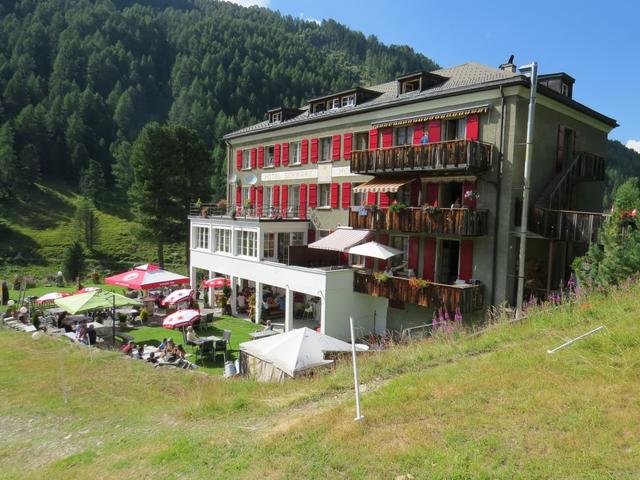 direkt neben dem Wanderweg liegt das stattliche und zugleich nostalgische Hotel Schwarzhorn,...