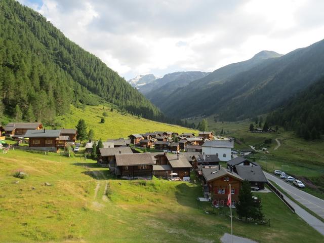 vor dem Nachtessen machen wir einen Spaziergang durch das aus zwei Weiler bestehenden Ort Gruben-Meiden