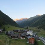 frühmorgens schauen wir aus dem Schlafzimmerfenster des Hotel Schwarzhorn, zum noch im Schatten stehenden Weiler Gruben-Meiden