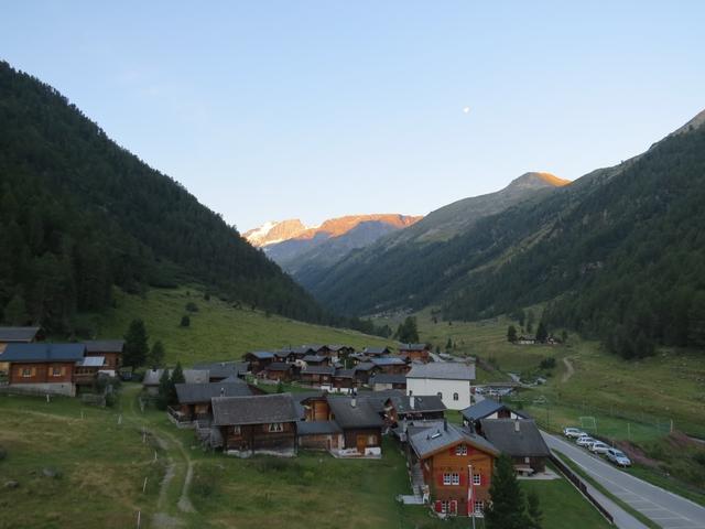 frühmorgens schauen wir aus dem Schlafzimmerfenster des Hotel Schwarzhorn, zum noch im Schatten stehenden Weiler Gruben-Meiden