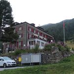 nach einem reichhaltigem Frühstück packen wir unsere Rucksäcke und verlassen das Hotel Schwarzhorn