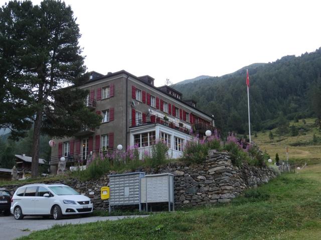 nach einem reichhaltigem Frühstück packen wir unsere Rucksäcke und verlassen das Hotel Schwarzhorn