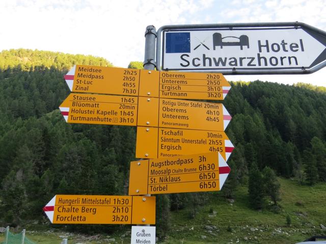 Wegweiser beim Hotel Schwarzhorn. Unser erstes Zwischenziel lautet Meidpass