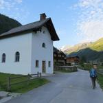 vom Hotel Schwarzhorn starten wir an der Kapelle vorbei, südwärts ins Turtmanntal, und folgen wenige Meter der Strasse...