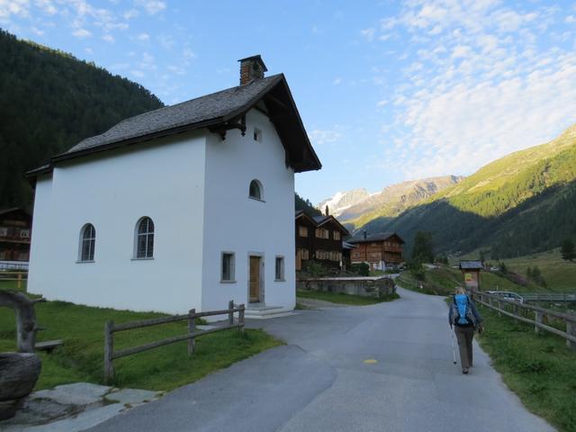 vom Hotel Schwarzhorn starten wir an der Kapelle vorbei, südwärts ins Turtmanntal, und folgen wenige Meter der Strasse...