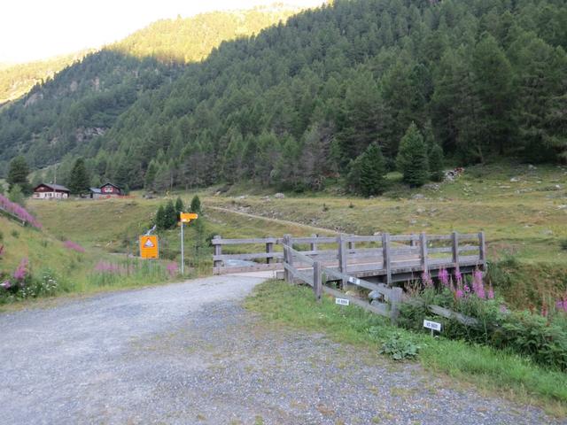 ...zu den Chalets von Gruben-Meiden, wo wir über eine Brücke die Turtmänna überschreiten