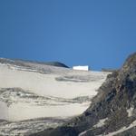 Turtmanngletscher herangezoomt mit Cabane de Tracuit. Diese Hütte haben wir unterdessen auch schon besucht