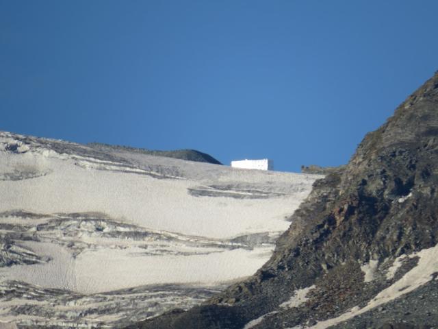 Turtmanngletscher herangezoomt mit Cabane de Tracuit. Diese Hütte haben wir unterdessen auch schon besucht