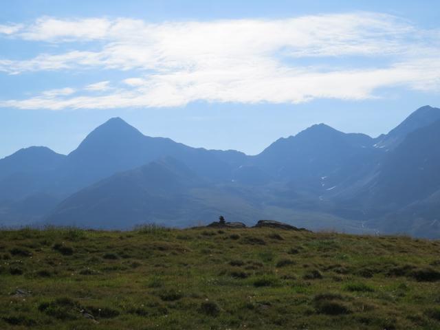 Blick über das Turtmanntal hinaus, zum Augstbordpass, und zum Schwarzhorn den wir am Vortag bestiegen haben