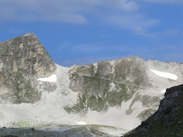 vor uns taucht zwischen den Meidzänd und dem Meidspitz, der gut ersichtliche Bergpfad zum Meidpass auf