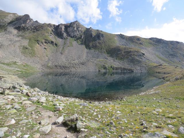 ...der erstaunlich grosse, tiefblaue - und eiskalte - Meidsee 2680 m.ü.M. auf