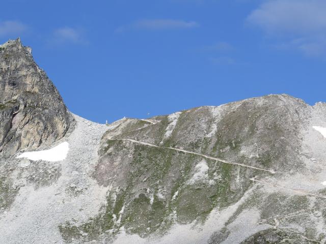 gut ersichtlich der Bergpfad der auf den Meidpass hinauf führt