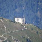 es steht mutterseelenallein und exponiert wie auf einem Adlerhorst am Nordende der Pointes-du-Nava, es ist das Hotel Weisshorn