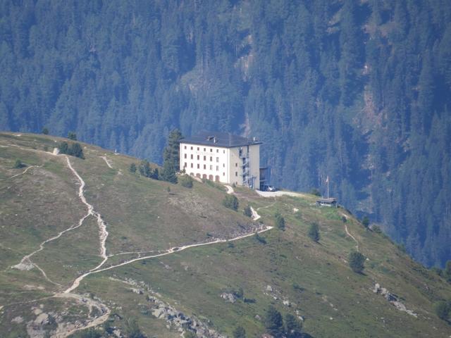 es steht mutterseelenallein und exponiert wie auf einem Adlerhorst am Nordende der Pointes-du-Nava, es ist das Hotel Weisshorn