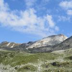 Blick zurück und hinauf zur Bella Tola mit seinem weisen Gestein. Schön war es als wird dort oben standen