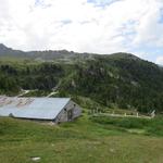 wir wandern weiter abwärts und erreichen endlich den grossen Stall von Le Chiesso - Combavert 2198 m.ü.M.