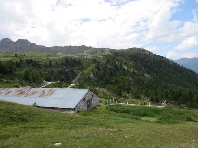 wir wandern weiter abwärts und erreichen endlich den grossen Stall von Le Chiesso - Combavert 2198 m.ü.M.