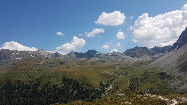 vom Hotel Weisshorn blicken wir zurück von wo wir gekommen sind. Links Bella Tola, Meidspitz, Meidpass, Meidzänd, Turtmannspit