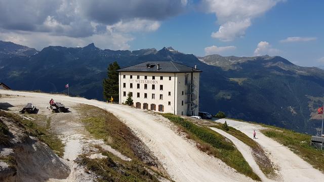 ...bis wir das 1881 erbaute Hotel Weisshorn 2337 m.ü.M. erreichen