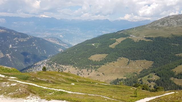 Blick vom Val d'Anniviers hinaus ins Rhonetal und zu den Berner Alpen mit Wildhorn und Wilstrubel