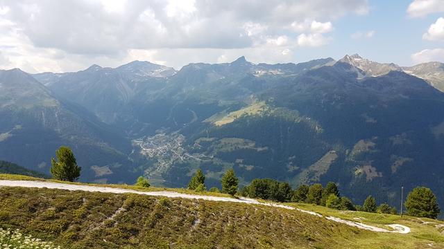 von der Hangkante blickt man senkrecht ins Val d'Anniviers hinunter und nach Grimentz