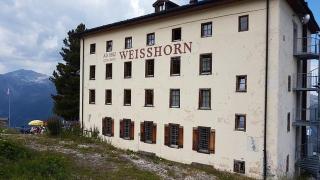 die Aussicht von der Terrasse des feudalen Hotel ist atemberaubend. Der hausgemachte Heidelbeerkuchen ist sehr gut