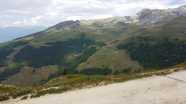 mit Blick zur Bergstation von Tignousa (links) verlassen wir das Hotel Weisshorn