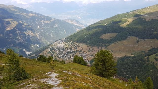 Blick nach St.Luc und oberhalb von diesem schönen Bergdorf die Bergstation von Tignousa